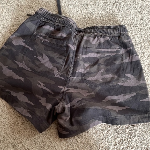 Athleta camo womens stretchy athletic shorts - Picture 3 of 4